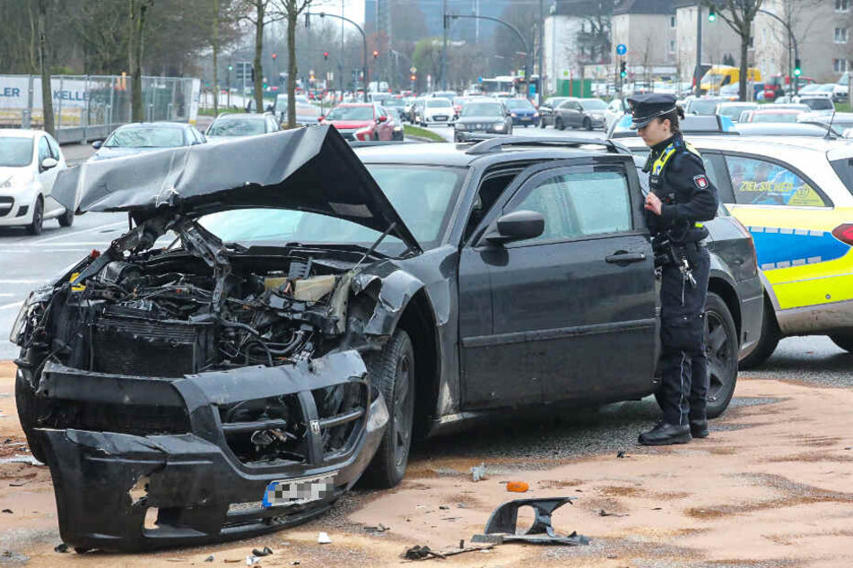 Durch den Zusammenstoß rissen Teile der Front vom Auto ab.