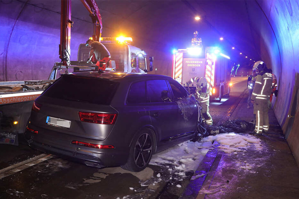 Die Feuerwehrleute mussten alles geben, um das Fahrzeug vom Teer zu lösen.