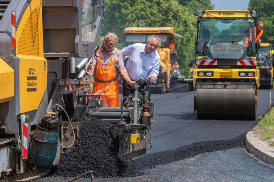 Straßenbauer Armin Nagel (63) ließ Umweltminister Thomas Schmidt (58) gestern in Mittelbach auf der Asphaltiermaschine mitfahren.