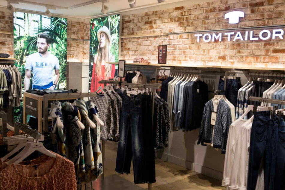 In einem Filiale von Tom Tailor hängen Kleidungsstücke. (Archivbild)