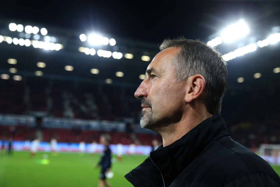 Platz 16 in der Bundesliga, Pokal-Blamage gegen Saarbrücken: Effzeh-Coach Achim Beierlorzer steht mächtig unter Druck.