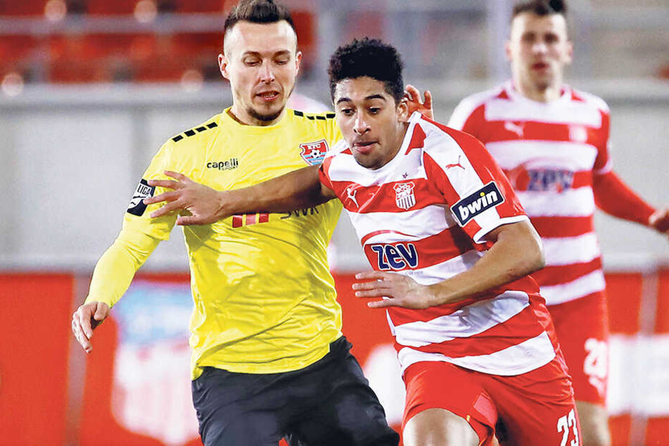 Orrin McKinze Gaines II (r. gegen Adam Matuschyk) feierte gegen Uerdingen sein Startelf-Debüt.