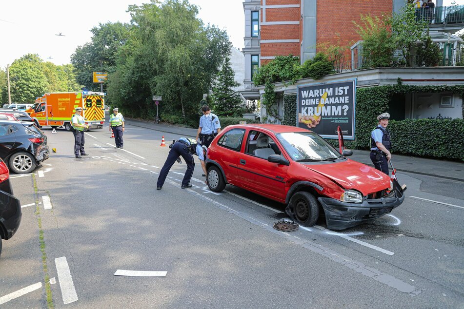Mann übersieht Auto beim Ausparken: Zwei Kinder werden schwer verletzt