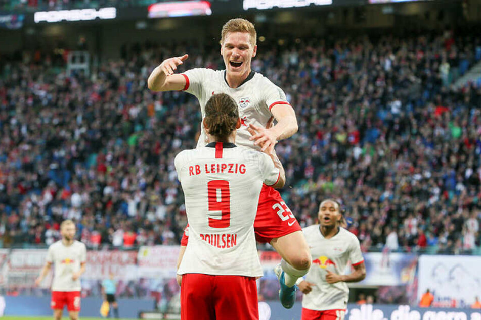 Nach seinem zweiten Saisontor bedankte sich Marcel Halstenberg mit einem Sprung bei Vorlagengeber Yussuf Poulsen.