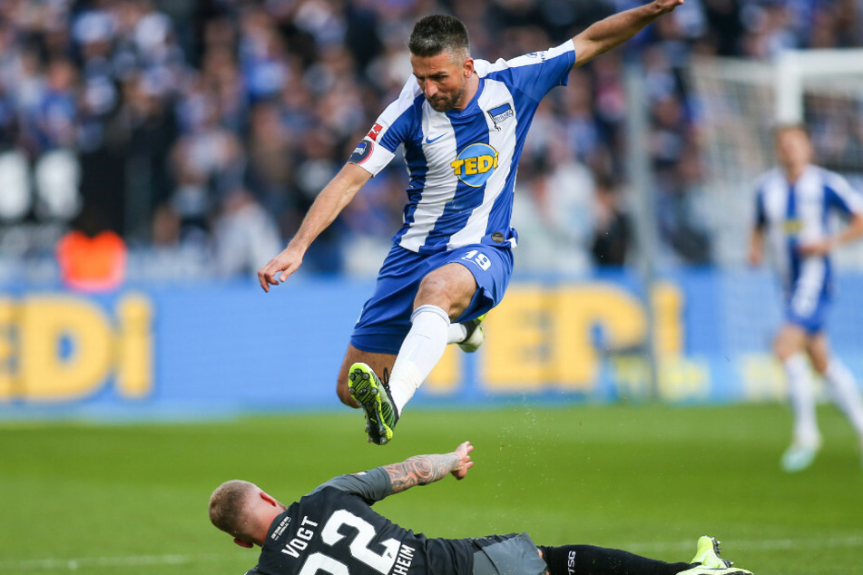 Vedad Ibisevic springt über Hoffenheims Kevin Vogt.