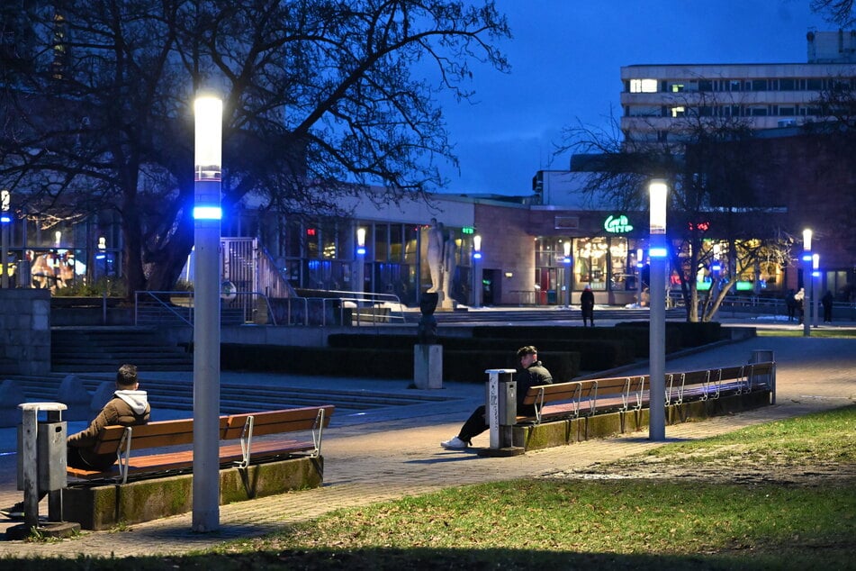 Am Stadthallenpark stehen bereits schicke LED-Stelen mit blauem Leuchtkranz.