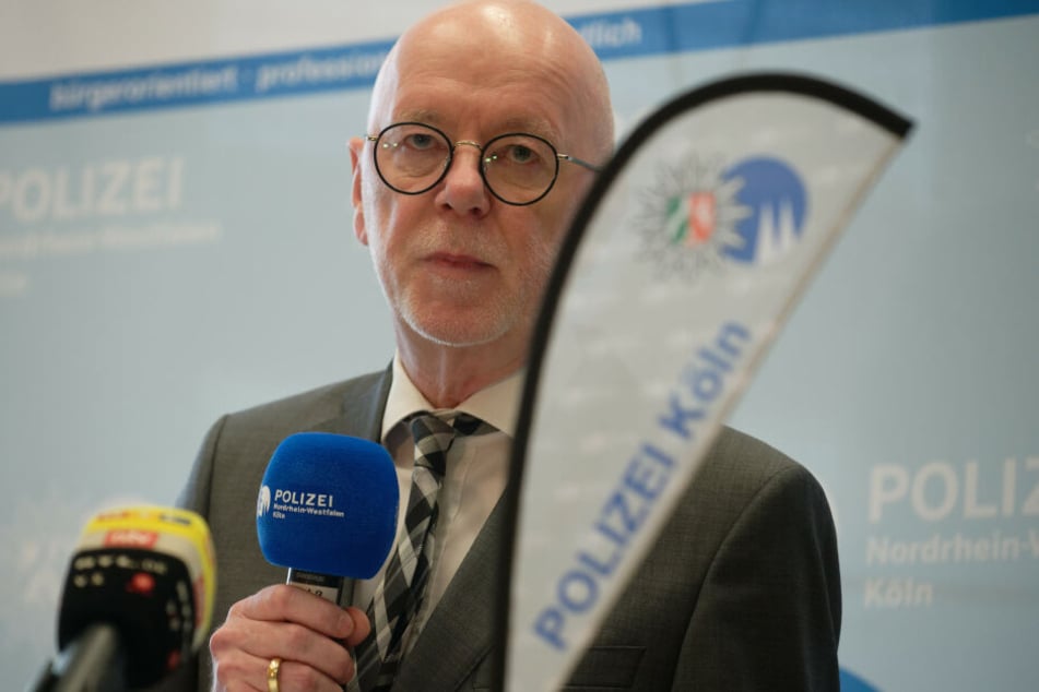 Kölns Polizeipräsident Uwe Jacob (63) hat die Warnung seiner Behörde im Vorfeld der Kurden-Demo in Köln verteidigt.