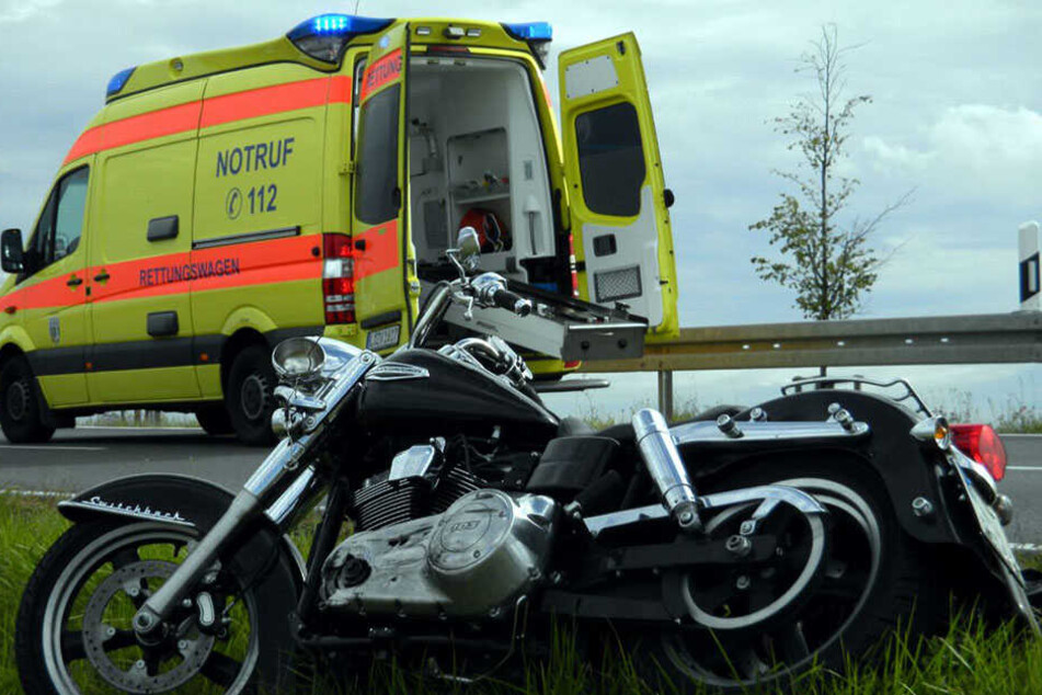 Beim Überholversuch: Der Biker krachte gegen ein entgegenkommendes Fahrzeug und wurde dabei schwer verletzt.