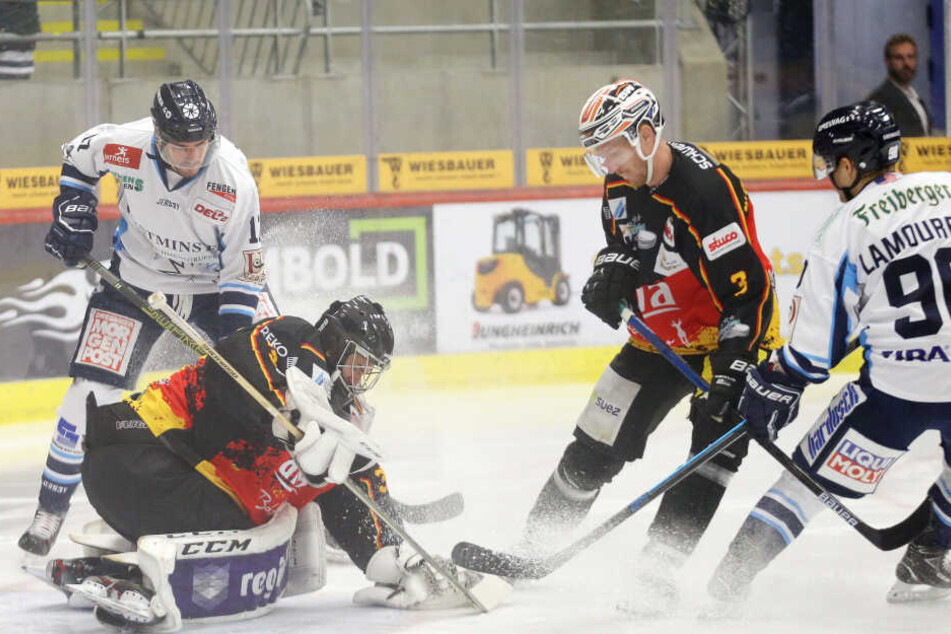 Die Eislöwen kamen mit Mario Lamoureux (r.) und Toni Ritter (l.) das eine oder andere Mal gefährlich vor Steelers-Keeper Stephon Williams.