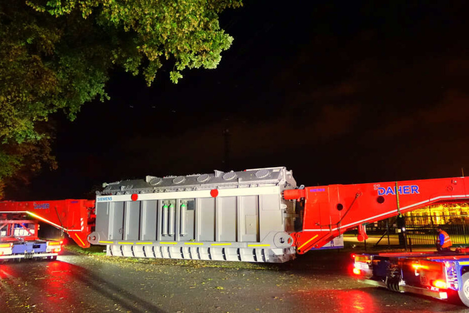 Der Schwertransport brachte diesen Transformator zu einem Umspannwerk nach Hamburg.