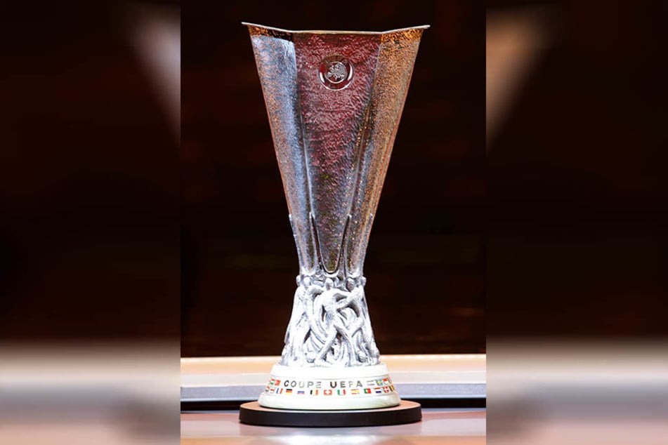 Das Objekt der Begierde: Der Europa-League-Pokal. Besitzer ist derzeit Manchester United, der im Achtelfinale der Champions League steht.