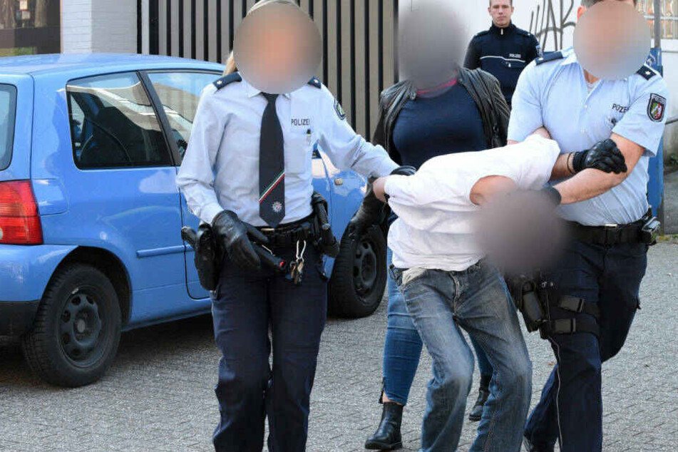 Zwei Polizisten führen den 19-Jährigen nach seiner Irrfahrt ab.