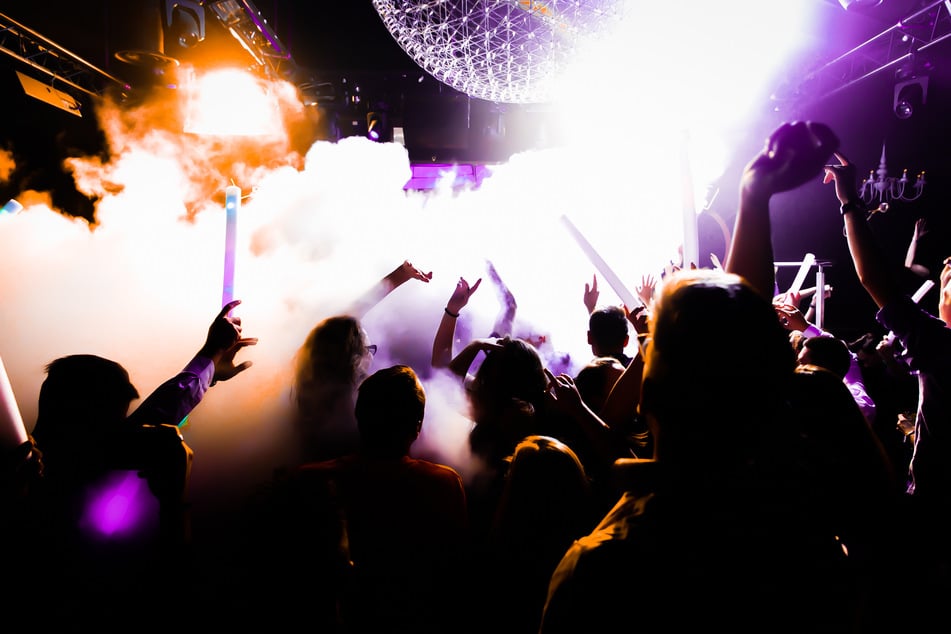 Hoch die Hände, Wochenende - im Sky Club und im Täubchenthal wird gefeiert. (Symbolbild)