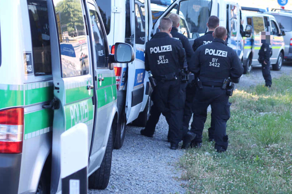 Ein Großaufgebot der Polizei rückte an, um den eventuell mit Sprengstoff beladenen Pkw zu sichern.