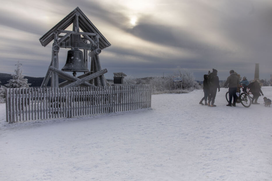 Auf dem Fichtelberg liegen an Weihnachten ein paar Zentimeter Schnee.