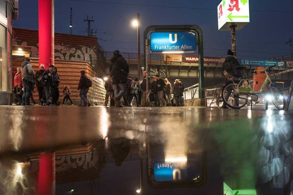 Am U-Bahnhof Frankfurter Allee wurde die Leiche eines Mannes gefunden.