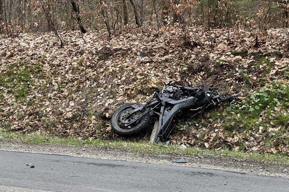 Das Motorrad des Unfallopfers liegt im Straßengraben.