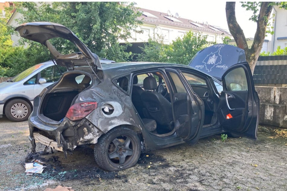 Trotz eines geschätzten Schadens von 8000 Euro war das Feuer ein wirtschaftlicher Totalschaden für den schwarzen Astra.