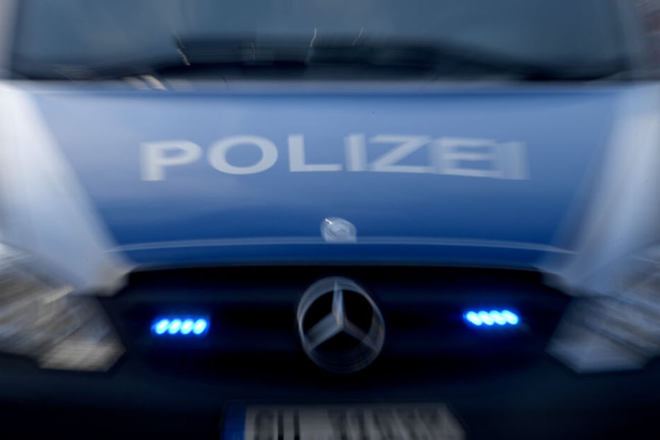 Polizisten beschlagnahmten ein Messer und einen Holzknüppel (Symbolbild).