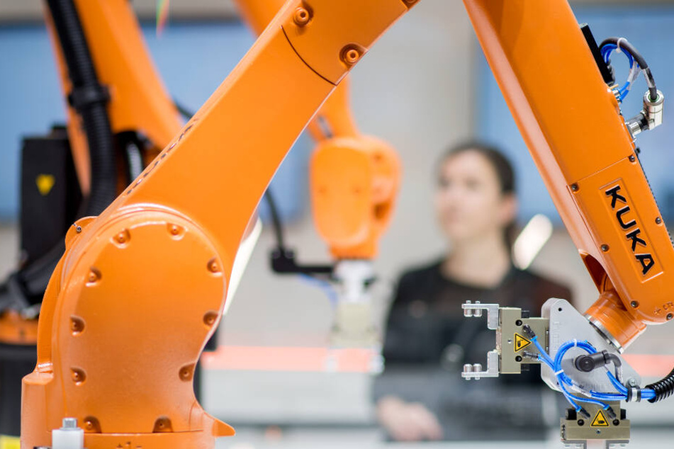 Der Roboterhersteller Kuka muss einen deutlichen Rückgang beim Gewinn hinnehmen.