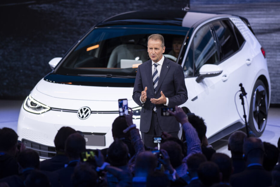 Herbert Diess, Vorstandsvorsitzender der Volkswagen AG, spricht während der Volkswagen Group Night auf dem Messegelände der IAA (Internationale Automobil-Ausstellung).