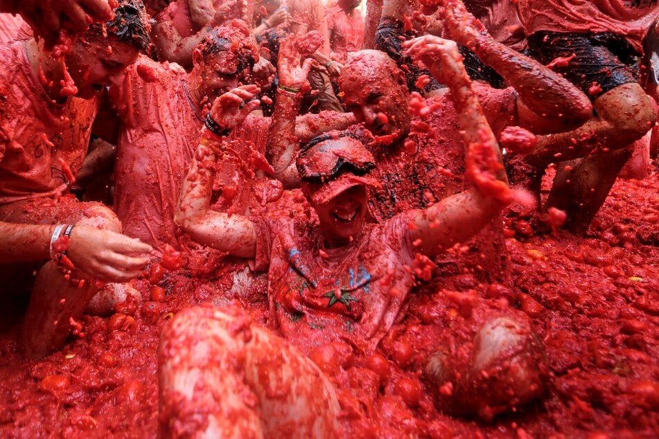 Einige Teilnehmer tragen Schutz- oder Schwimmbrillen, weil der Tomatensaft sehr brennen soll, wenn er in die Augen gelangt.