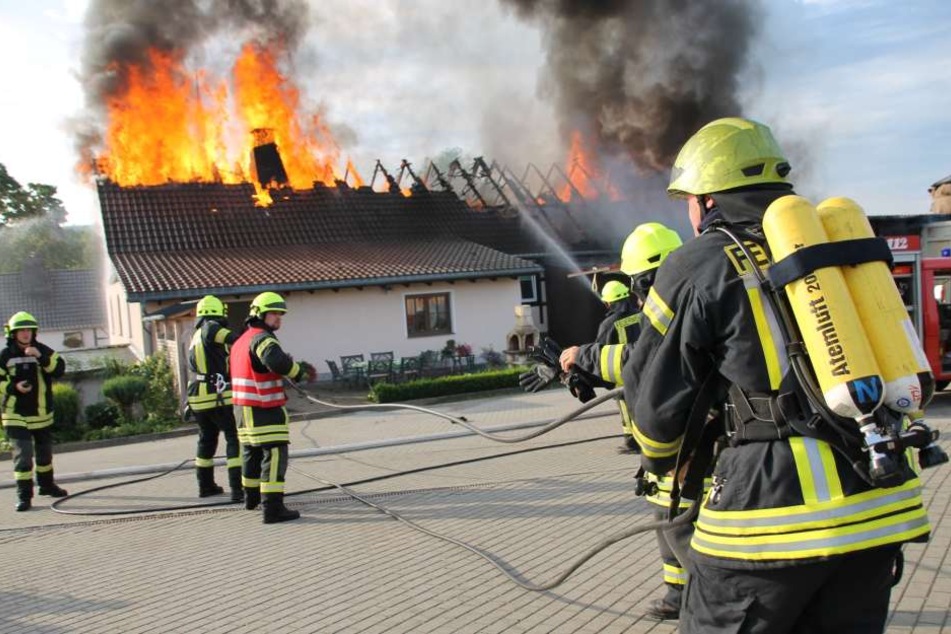 Das Feuer hat auch auf das Wohnhaus übergegriffen.