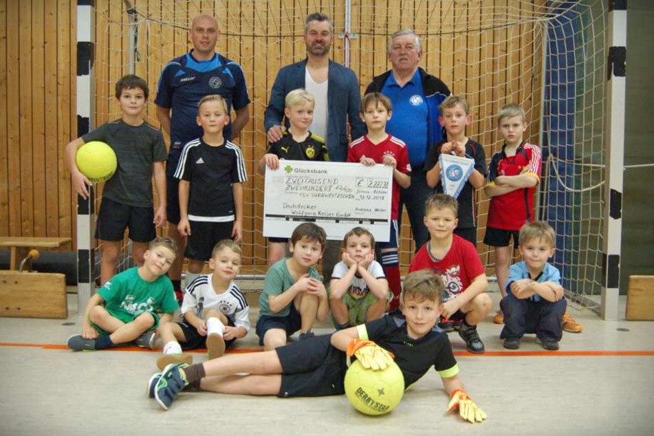 Der Dachdeckermeister spendete dem Verein mehr als 2000 Euro.