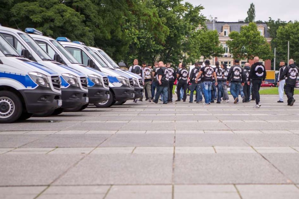 Zahlreiche Mitglieder der United Tribuns kamen am Montag zum Prozessauftakt 
nach Leipzig.