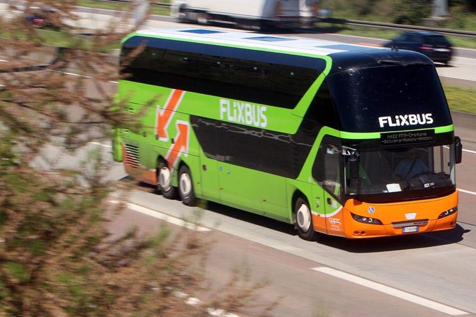 Ein Flixbus fährt über die Autobahn (Symbolbild).