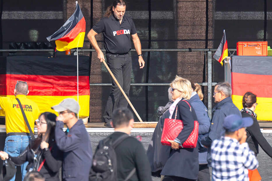 Pegida versammelt sich seit Mittag am Dresdner Neumarkt.