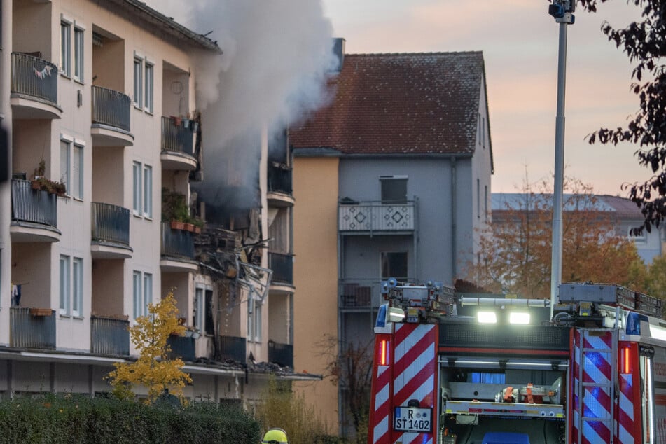 Explosion in Mehrfamilienhaus! Mehrere Menschen verletzt, Gebäude in Vollbrand