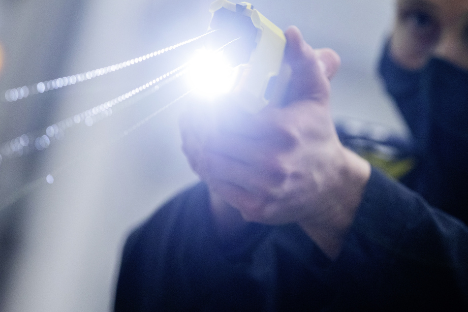 In diesen fünf NRW-Städten gehören Taser bald zur Grundausstattung der Polizei