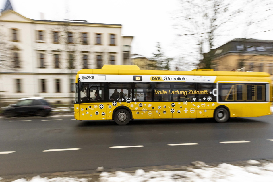 Mit seinen zahlreichen Beklebungen ist der E-Bus des Herstellers Solaris ein echter Hingucker. Er wird fortan auf der Linie 85 die Fahrgäste befördern.