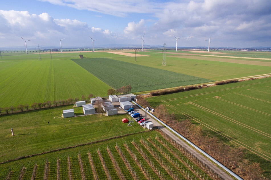Für die Ansiedlung eines Gravitationswellendetektors, eines sogenannten Einstein-Teleskops, am Dreiländereck bei Aachen machen sich in einem gemeinsamen Antrag an den NRW-Landtag die Fraktionen von CDU, SPD, FDP und Grünen stark.