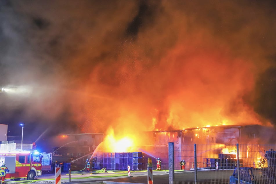 Die Firma stand lichterloh in Flammen. Rund 300 Feuerwehrleute waren im Einsatz.