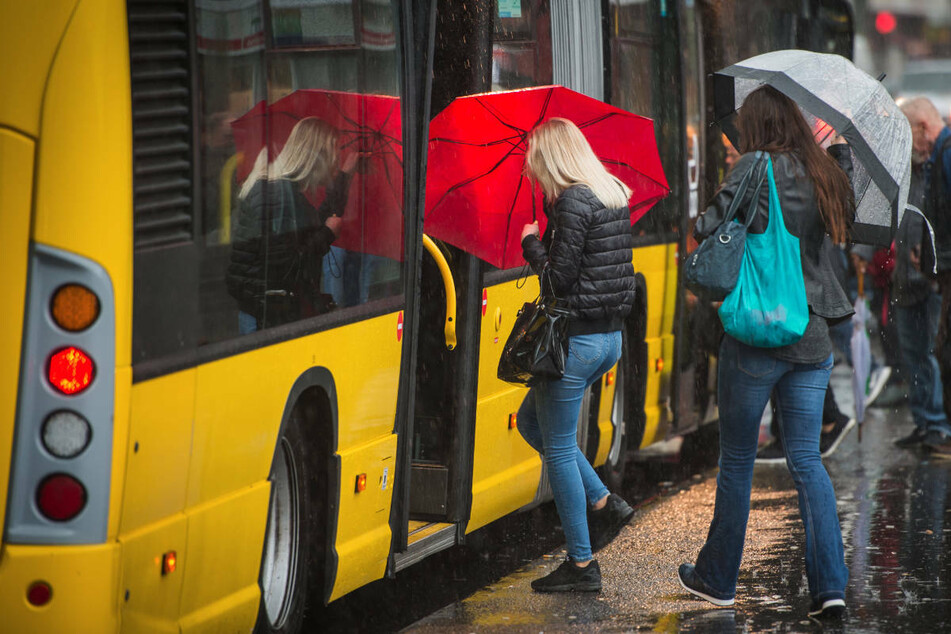 Berlin: Zu spät dran: 28-Jährige beleidigt Busfahrer (62) rassistisch