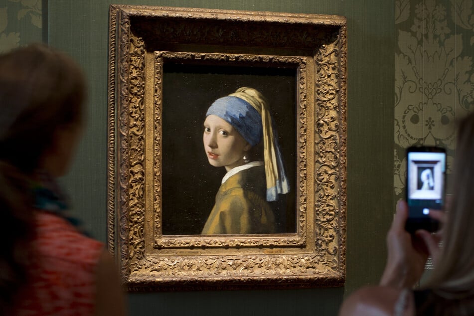 Eines der berühmtesten Gemälde der Welt in Den Haag: Das Mädchen mit dem Perlenohrring von Vermeer. Es wurde ebenfalls "Opfer" einer Protestaktion von Klimaaktivisten.