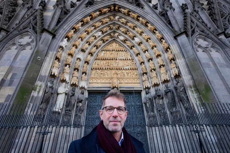 Dombaumeister Peter Füssenich (52) vor dem Michaelsportal am Kölner Dom.