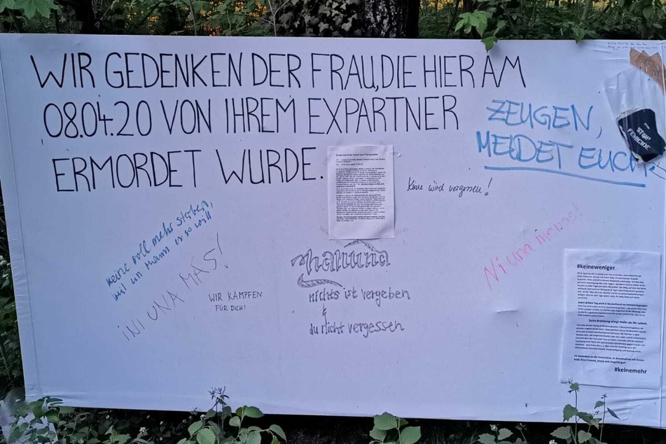 Auf einem großen Transparent gedenken Menschen der Getöteten, auch der Zeugenaufruf der Polizei wurde in der Mitte angebracht.