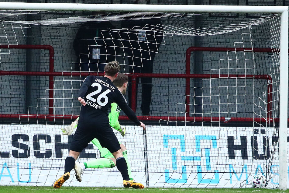 Justin Eilers (32, l.) traf am Samstag gegen den 1. FC Saarbrücken per Kopf zum 1:3-Ehrentreffer für den SC Verl.