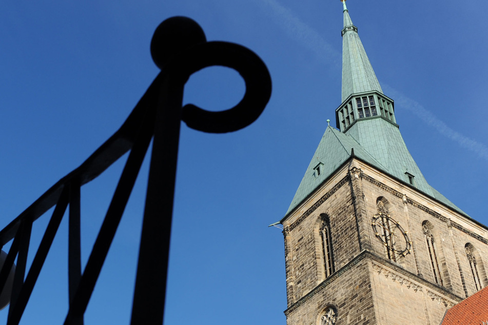 Die evangelische Kirche St. Andreas in Hildesheim, Niedersachsen ist vor dem blauen Himmel zu sehen.