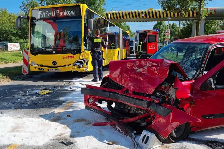Berlin: Renault kracht frontal mit BVG-Bus zusammen: Fahrer schwer verletzt