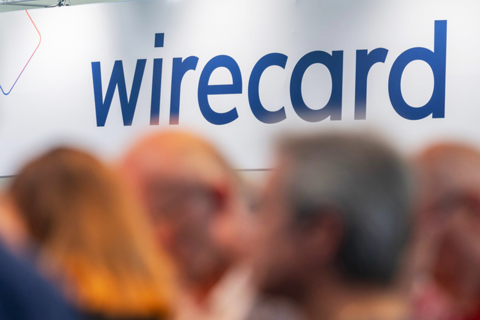 Ein Schild mit der Aufschrift "wirecard" hängt während der Wirecard-Hauptversammlung 2019 im Tagungsgebäude in München.