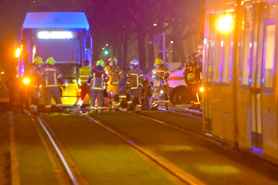 Radfahrer fährt bei Rot über Gleise und wird von Tram erfasst!