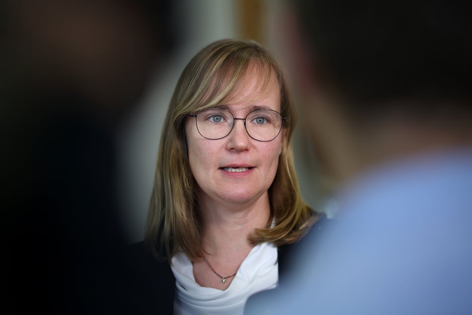 Linke-Fraktionsvorsitzende Eva von Angern (48) kritisiert die Nutzung des US-Systems.