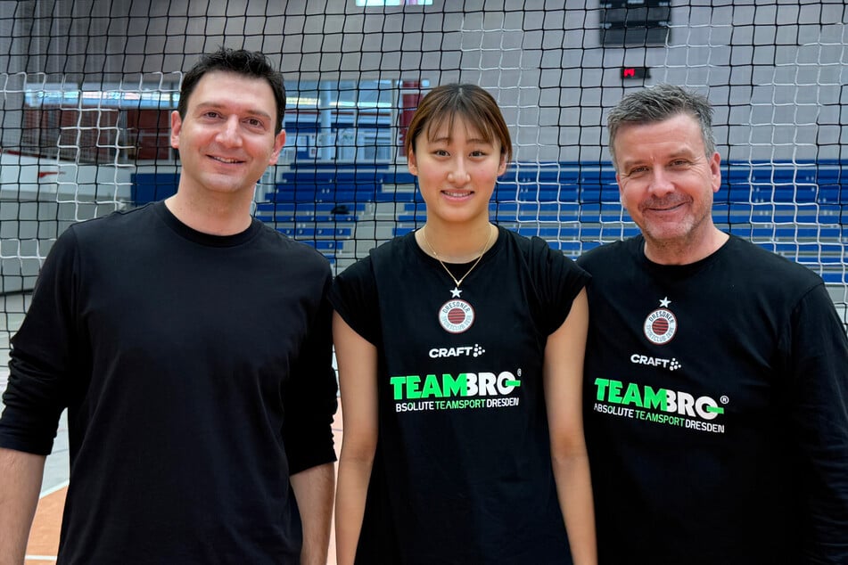Ferhat Akbas (39, l.) besucht gerade seine Nationalspielerin Miku Akimoto (19, M.) beim DSC. Trainer Alexander Waibl (57, r.) kennt er schon lange.