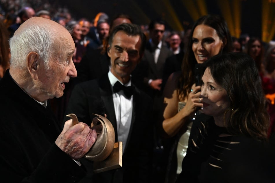 Schauspieler Armin Mueller-Stahl (95) bekam die Henne für sein Lebenswerk.