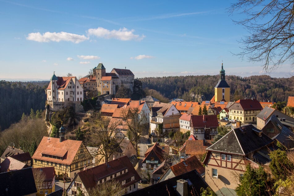 Die stolze Burg Hohnstein dominiert die Stadtansicht von Hohnstein. Die Bürger der Stadt haben sich klar gegen Windräder auf dem Gebiet ihrer Gemeinde ausgesprochen.