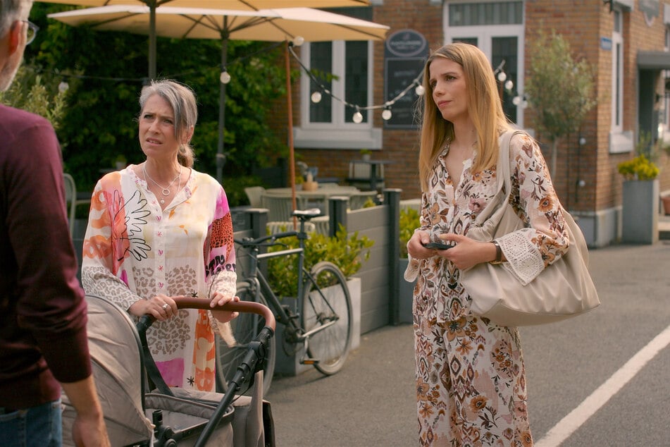 Daniela (l.) und Tanja sind verwirrt.
